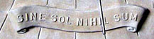 Bas relief latin "Sine sol nihil sum"